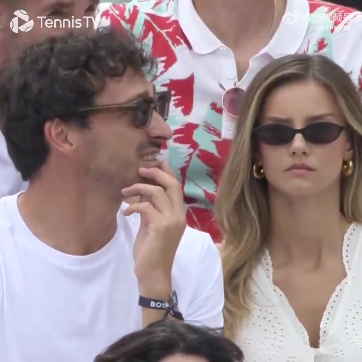⚽️👀🎾胡梅尔斯和女友现场观战ATP斯图加特站决赛