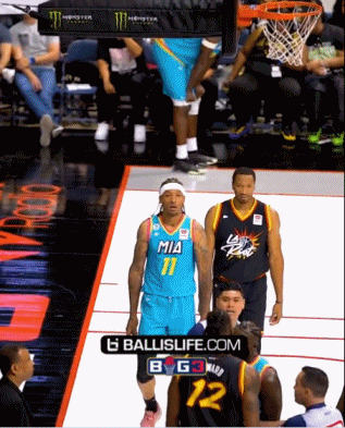 😨你这!霍华德抱摔芬森没摔动 反被芬森摁倒在人群