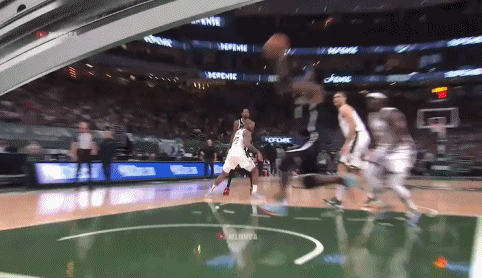 历史上的昨天:欧文落在字母哥脚上报销 雄鹿拖入天王山